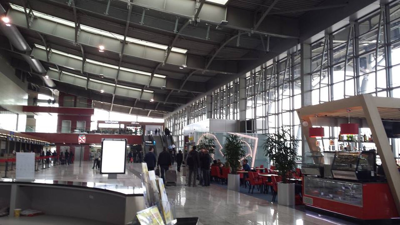 Die Halle des Flughafens Prishtina von innen