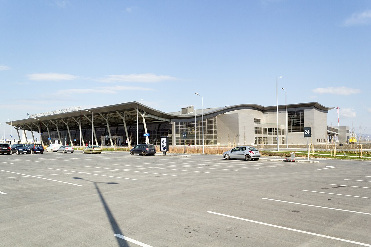 Das Terminal des Flughafens Prishtina «Adem Jashari» von aussen